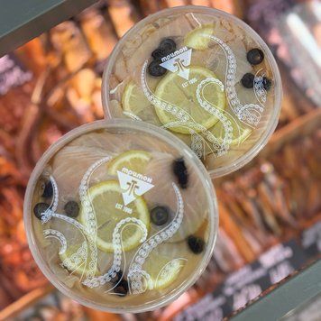 Подкожное мясо лосося солёное в масле с лимоном и маслинами 500г &mdash; купить в интернет-магазине Тритон