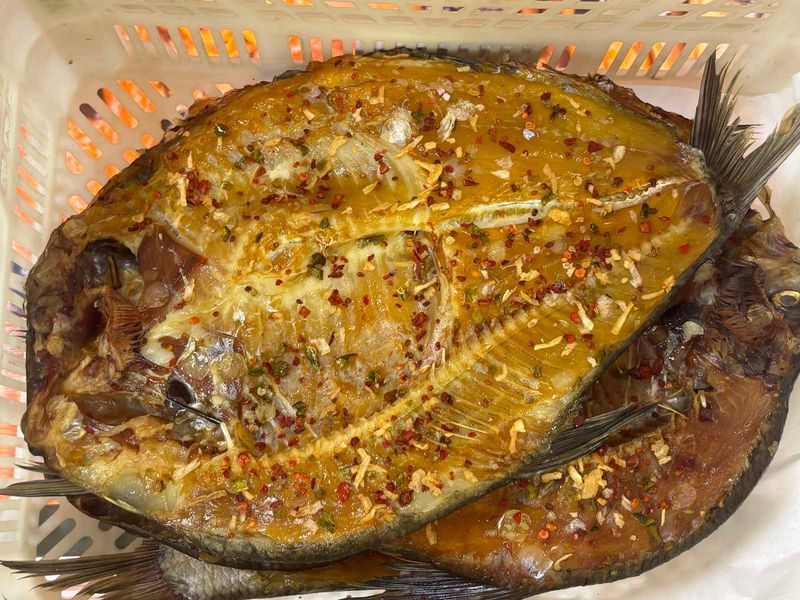 Лещ ГОРЯЧЕГО КОПЧЕНИЯ бабочка (С ГОЛОВОЙ) с присыпкой &mdash; купить в интернет-магазине Тритон